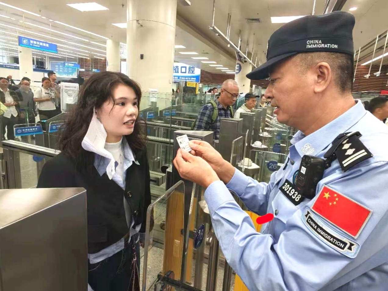 边检民警黄国春:从“人工点到无感通”见证大湾区三十年深港融合