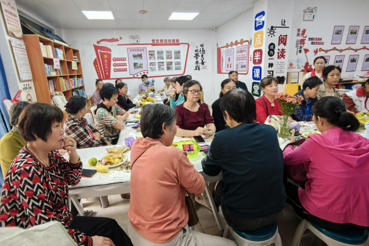 西乡龙腾社区开展重阳文化传讲活动