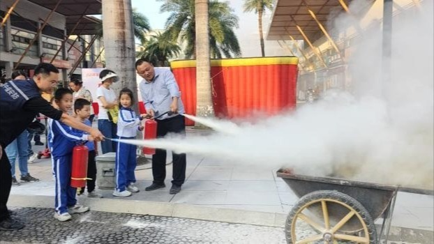 从灭火器使用到火场逃生,西乡福中福社区居民get全套消防技能