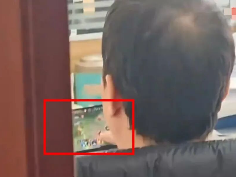 男子上班时间办公室打游戏敷衍来访群众？陕西洛南县交通局回应 