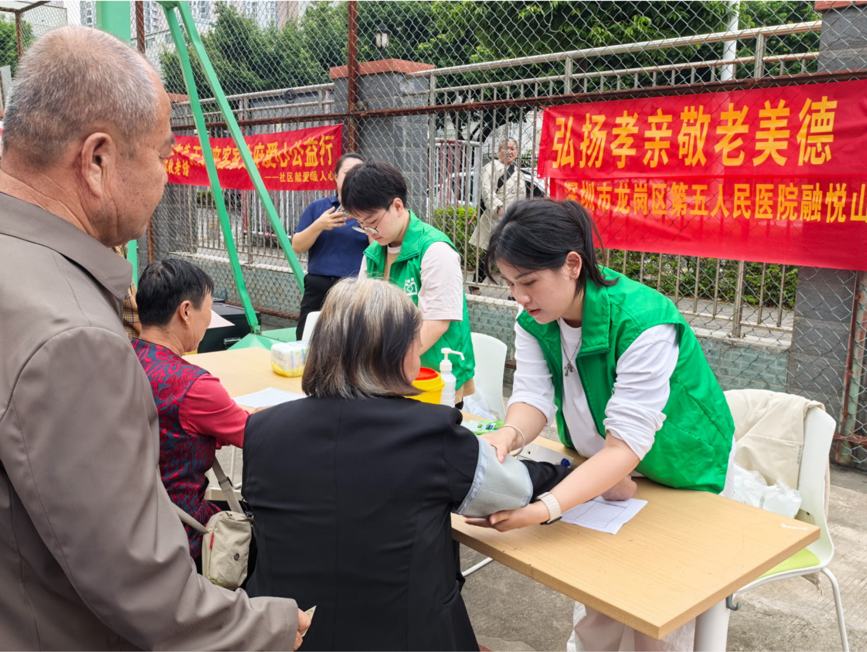 守护银龄健康，龙岗卫健系统“敬老月”系列活动暖人心