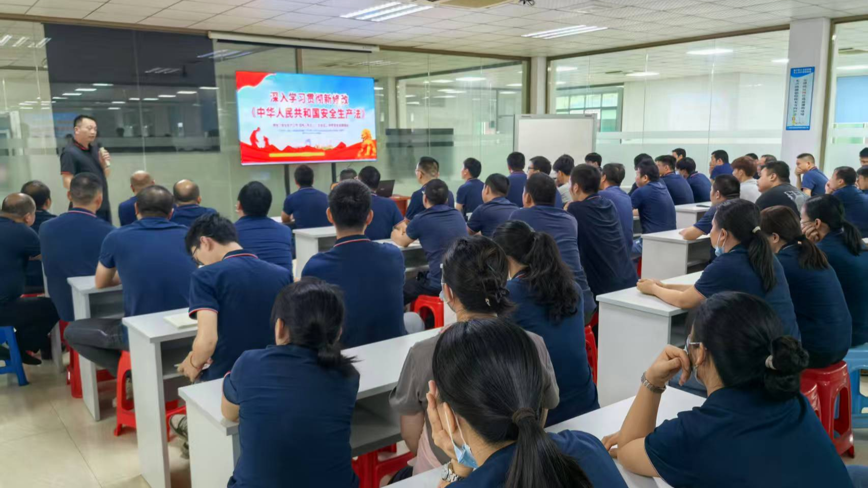 松岗街道送法进企业,为安全生产注入“法治动能”