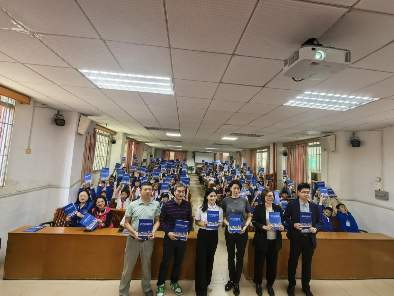 赠一本小书，播一颗“法”种！大浪街道这堂普法课“走新”更“走心”