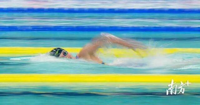 11月16日晚，在女子800米自由泳决赛中，李冰洁一路领先，获得本项目金牌，这也是她在本届全运会中获得的第4枚金牌。钟志辉 摄