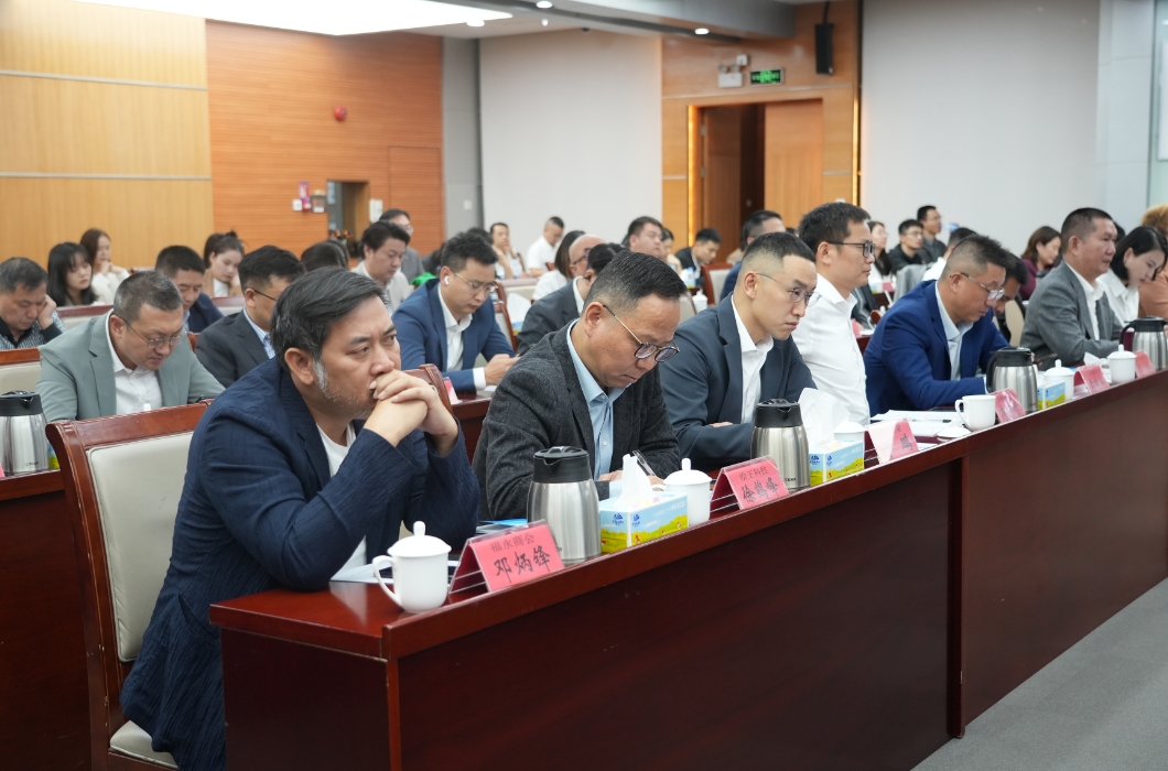 宝安区举行第七届“深圳企业家日”座谈会