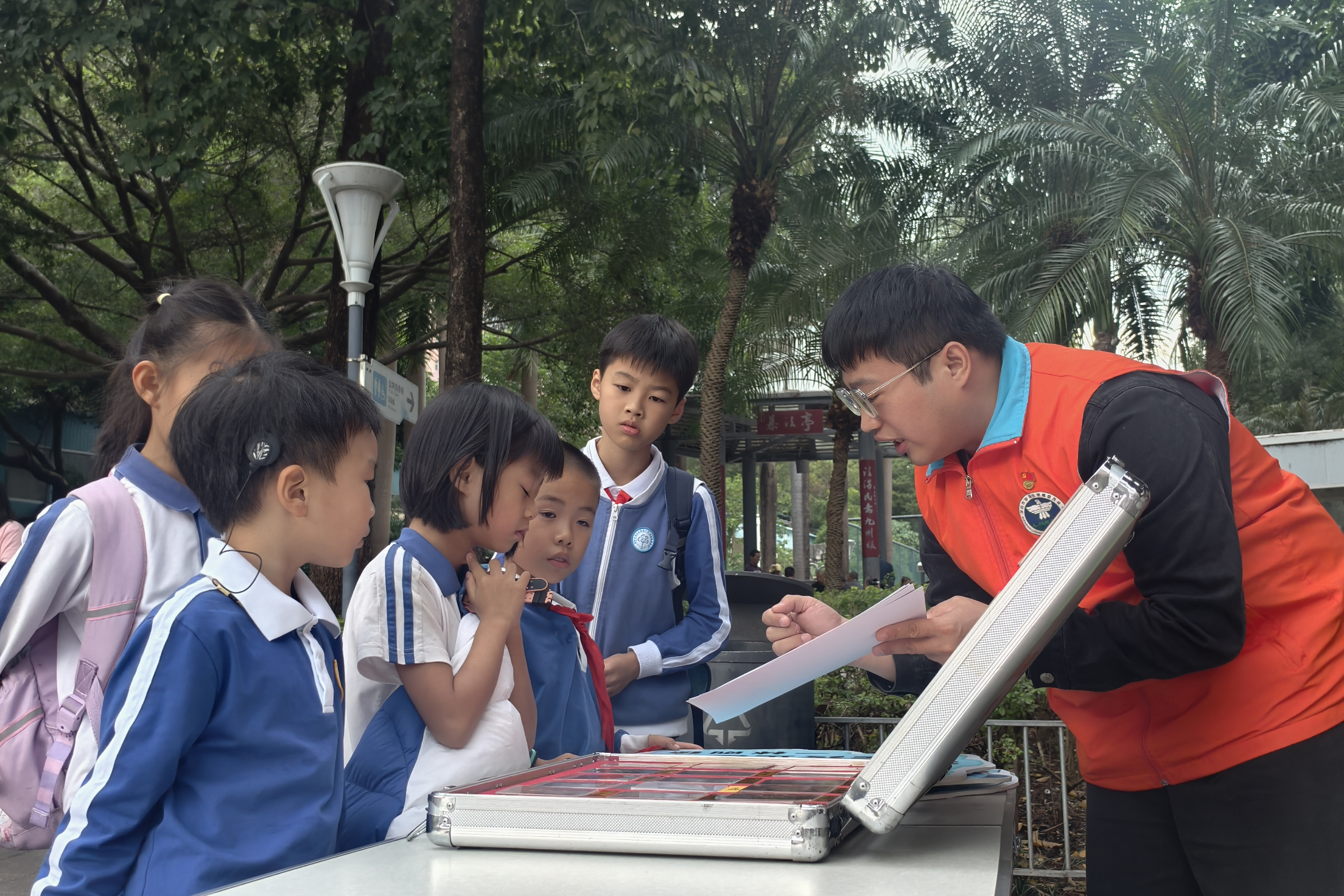 禁毒宣传进公园，筑牢禁毒新防线！清水河街道开展禁毒宣传进公园活动