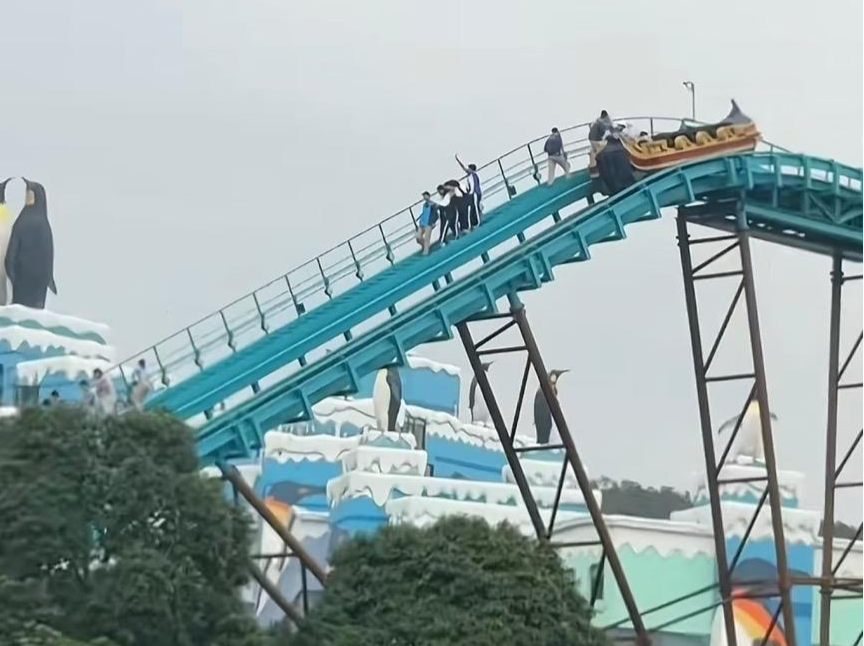 珠海长隆一游乐设施半空悬停，景区回应：系保护性停机