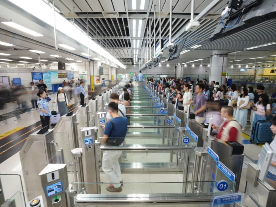 深圳湾口岸启用十五运会专用通道 护航赛事人员通关