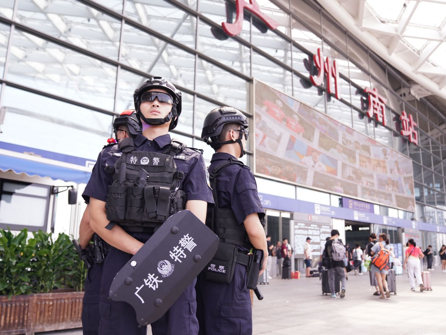 新一代警用巡逻机器人上线，广铁公安全力保障十五运期间旅客高效有序通行