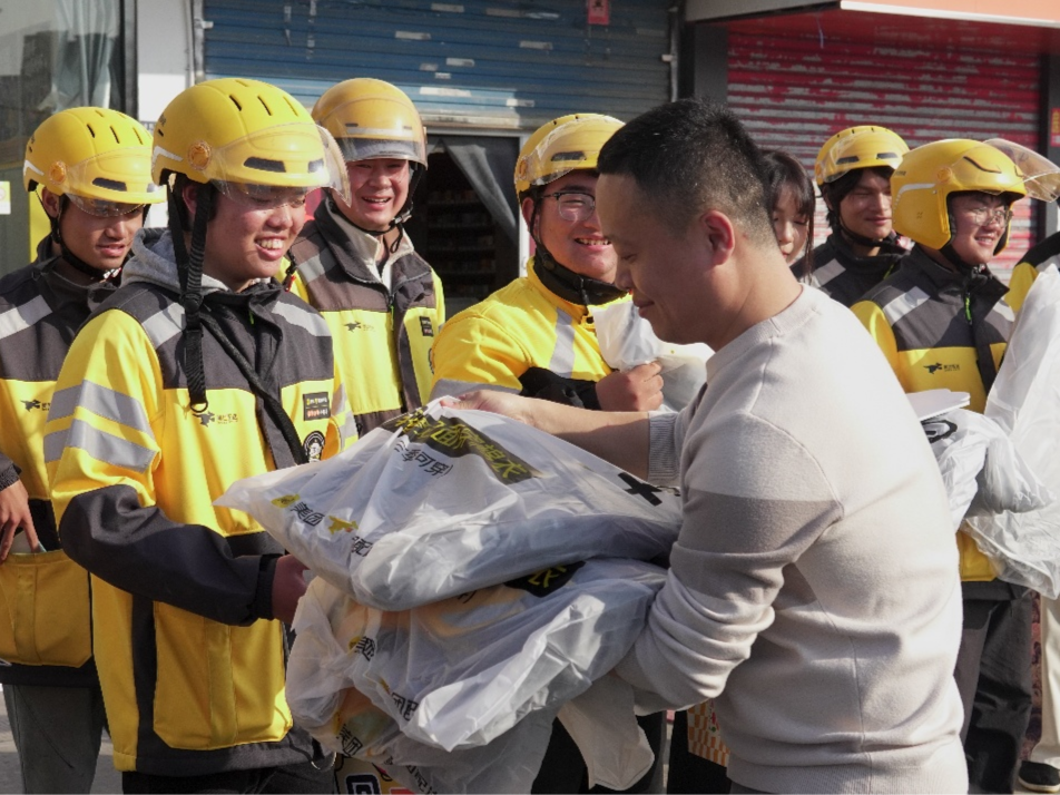 天冷了，您的外卖骑手已穿上新冬服、配备防寒险、吃上骑手餐