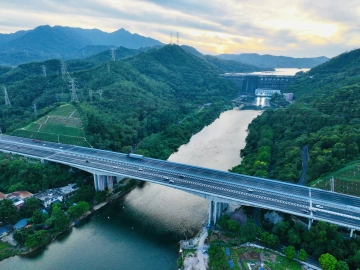 两条大桥完成“合体手术” 长深高速河惠段改扩建项目上演桥梁“缝合术”