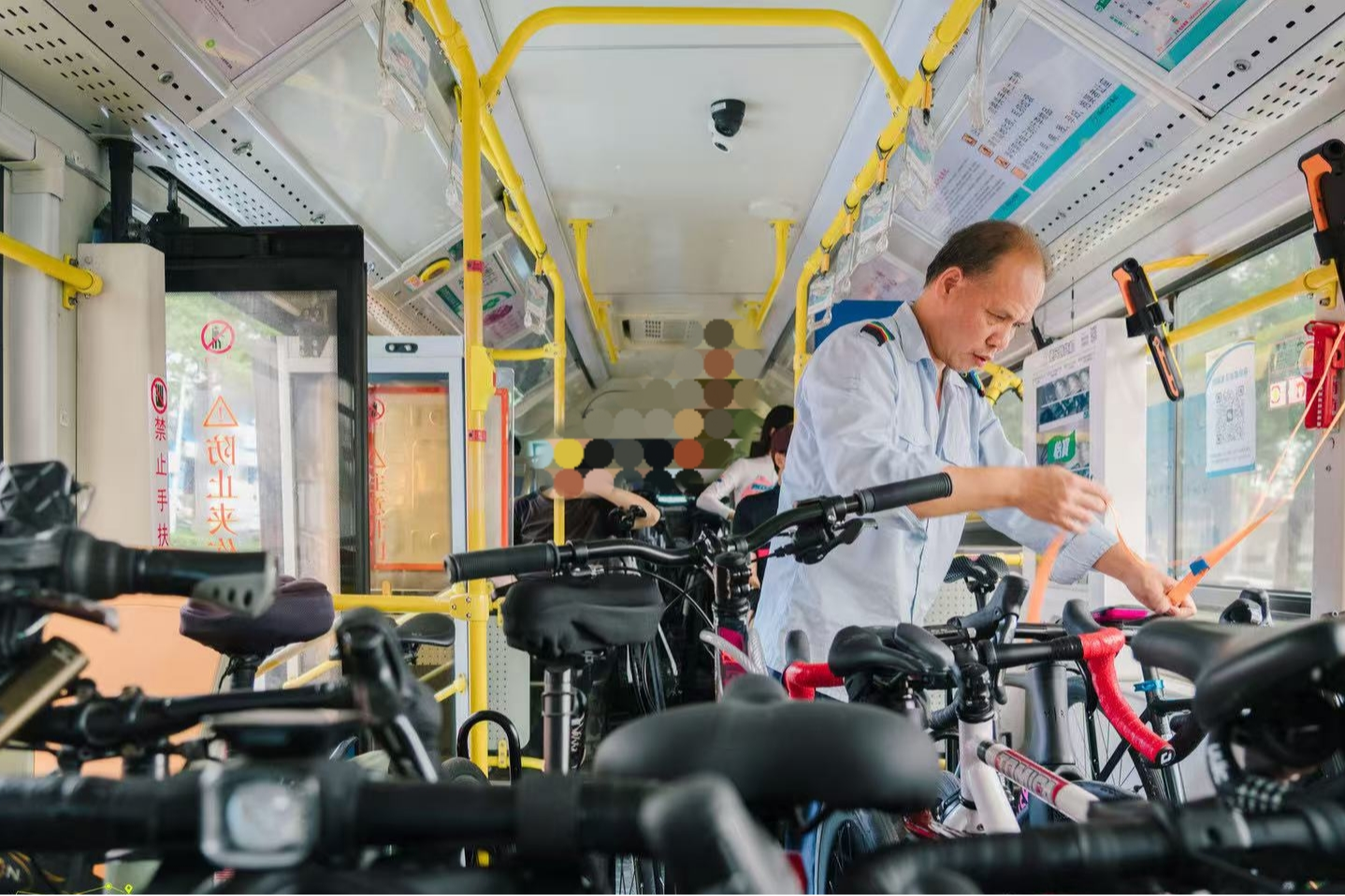 深巴松湖车队：定制专线引领绿色出行新风尚