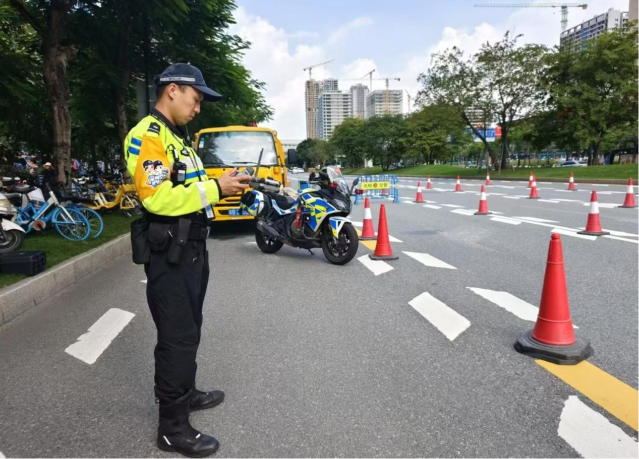 光明交警空地联动，专治电动自行车“任性”
