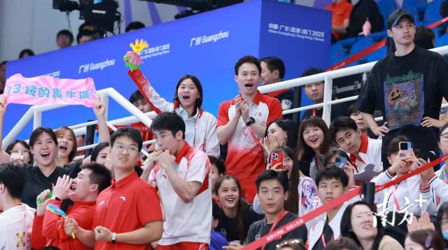 全红婵和谢思埸在场边为队友加油。