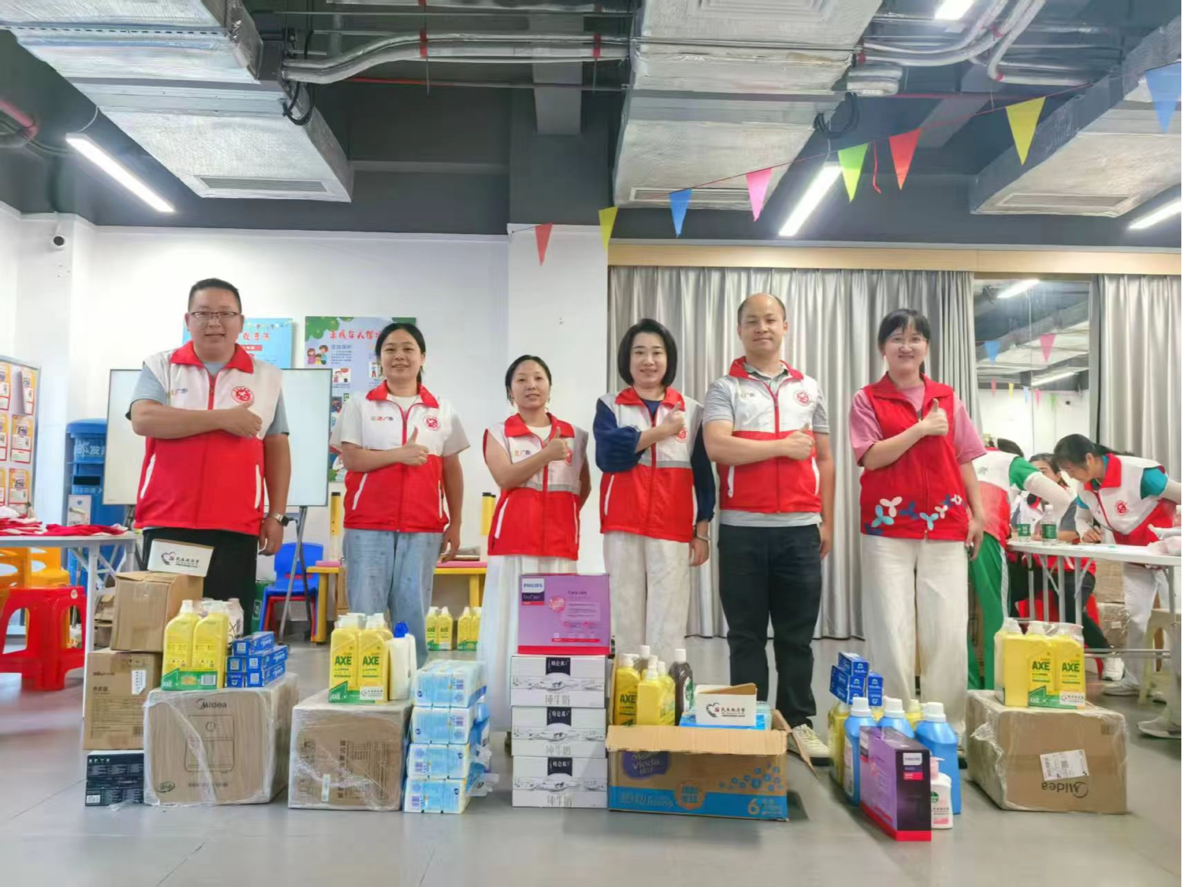 凤凰街道甲子塘举办“活力社区、积分焕彩”志愿服务积分兑换活动