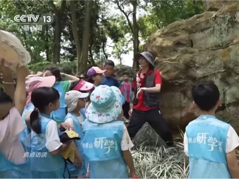 多地推行中小学春秋假，“孩子放假、家长不休”怎么办？