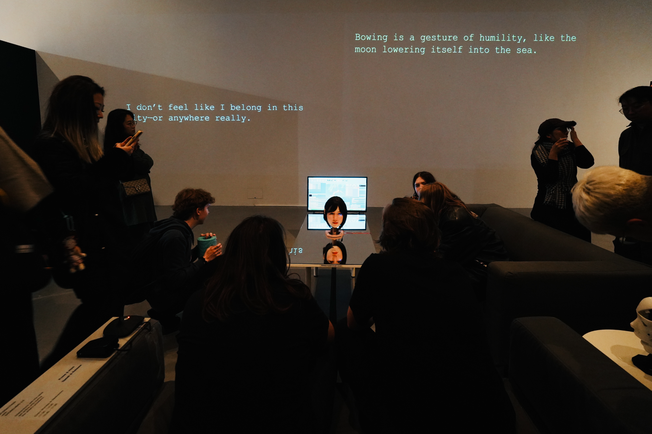 深圳女艺术家用AI演绎“二重身”! 江中靖以机器人惊艳世界