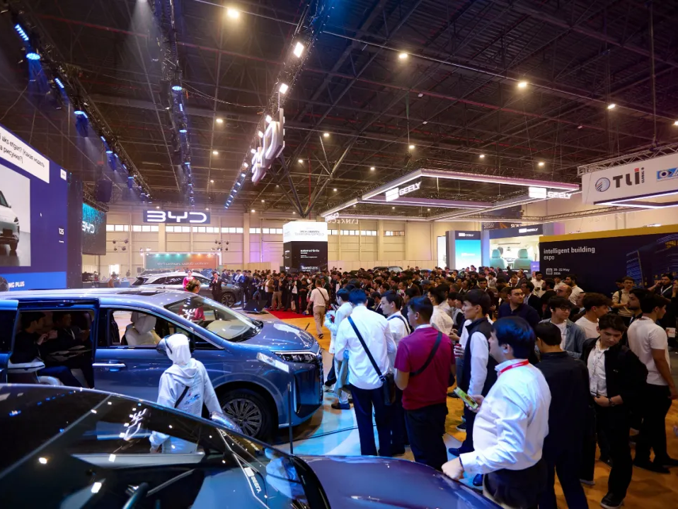 比亚迪1-10月累计销售370万辆，日均智驾数据突破1.3亿公里