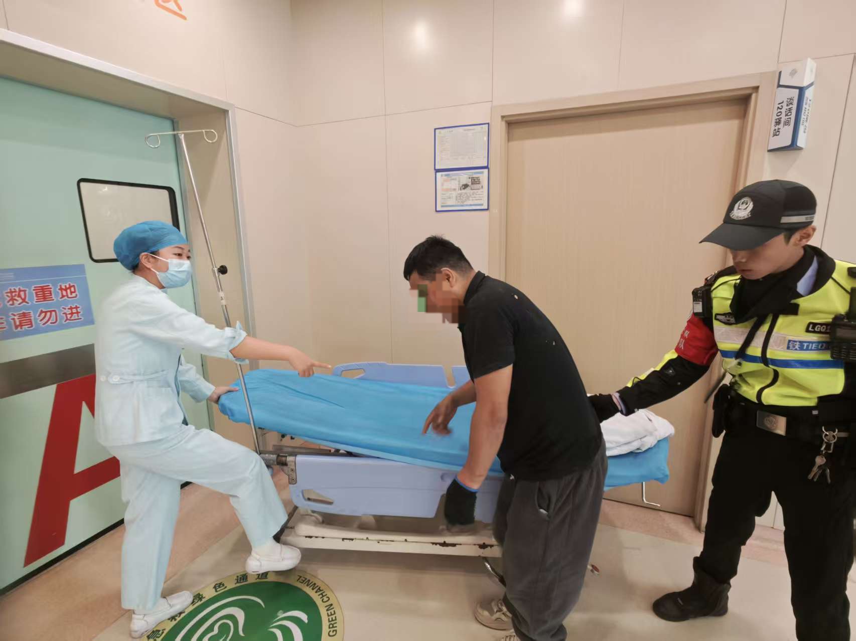 为生命护航!龙岗铁骑紧急护送骨折伤者就医