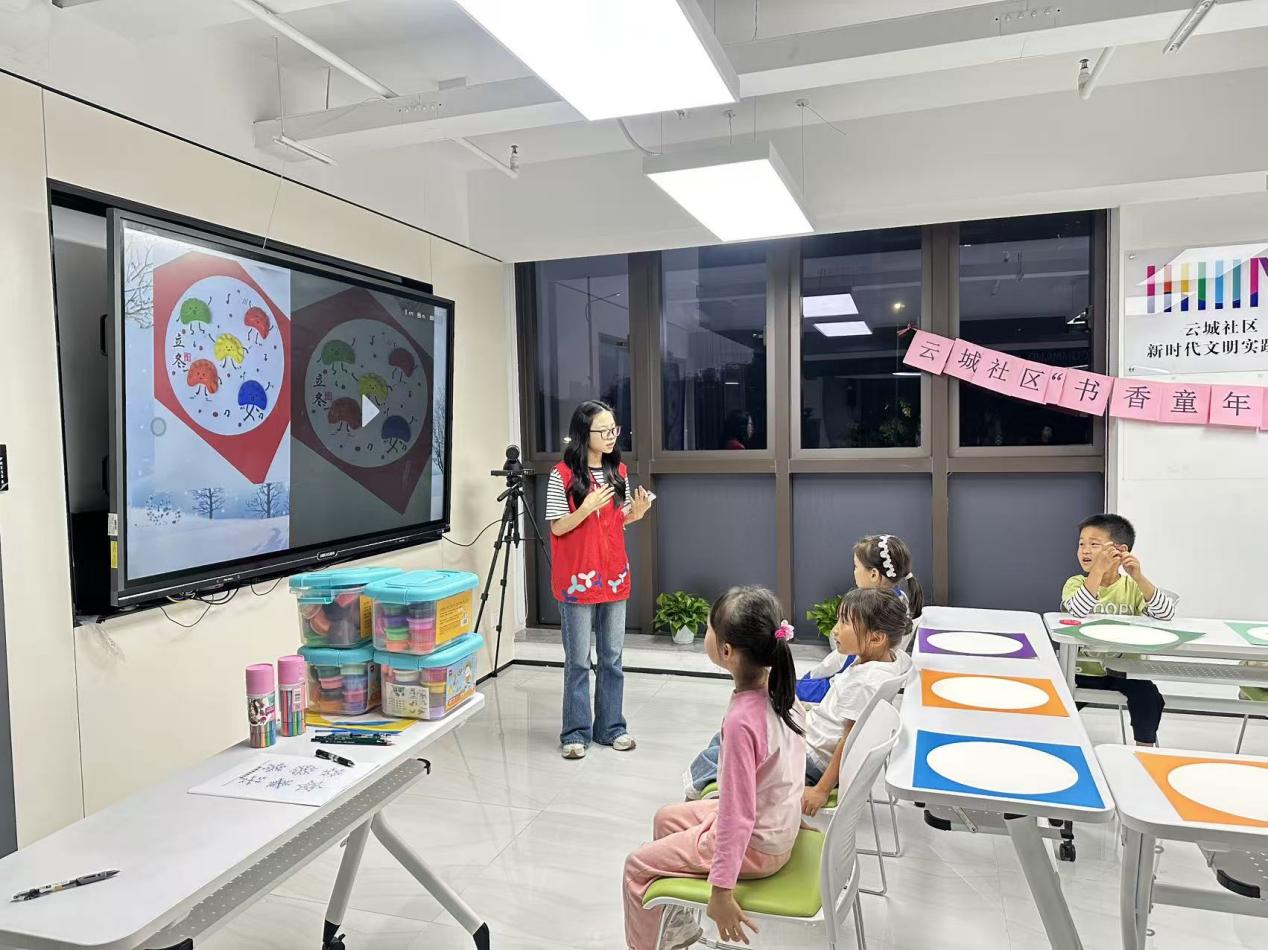 西丽街道云城社区开展“黏土筑暖冬・童心护气候” 世界儿童日活动