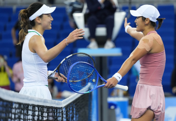 一天打了近5小时!王欣瑜女单女双都赢了,锁定两枚奖牌