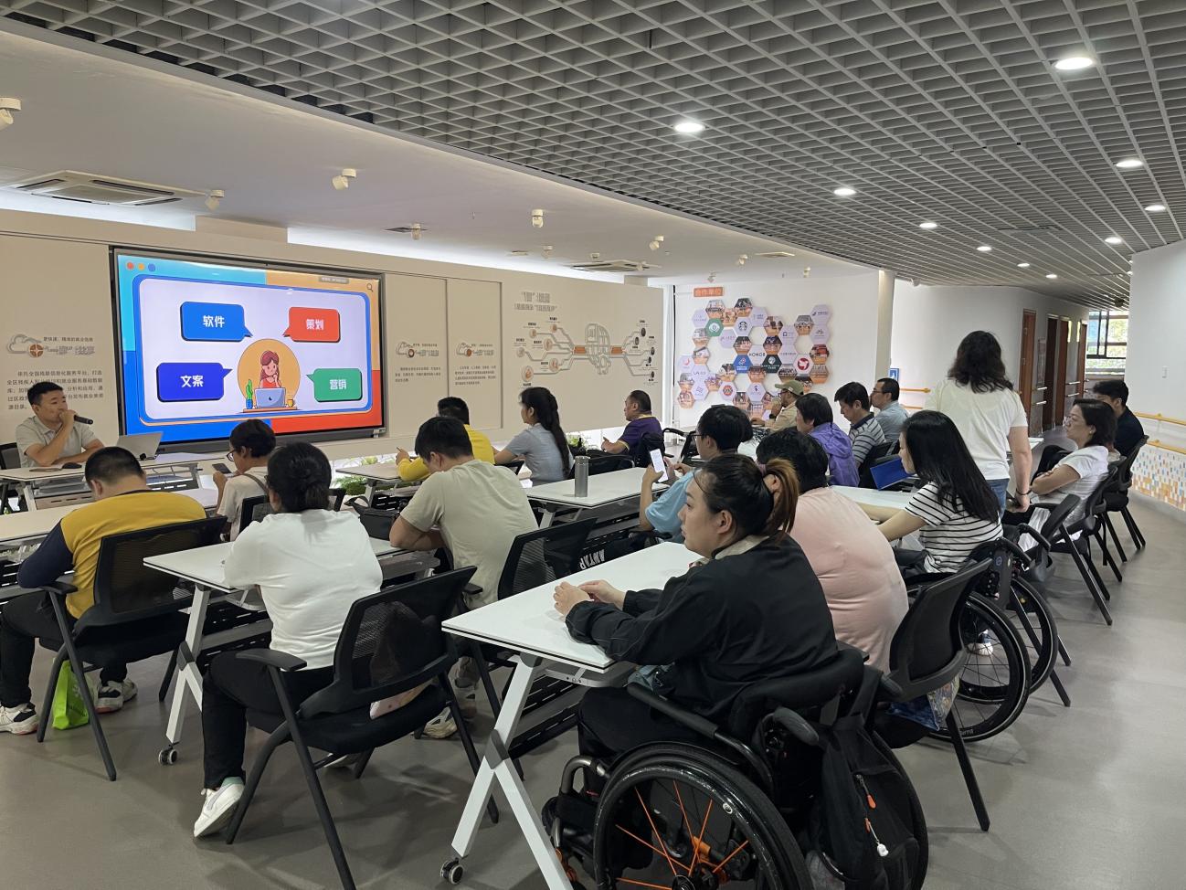 数智赋能，点亮残疾人就业创业新未来——福田区开展残疾人新媒体基础知识及应用培训