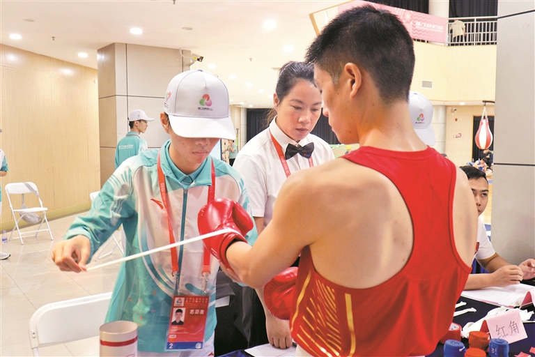 200名“小海豚”助力拳击赛 
他们来自深圳职业技术大学，平均年龄18.5岁