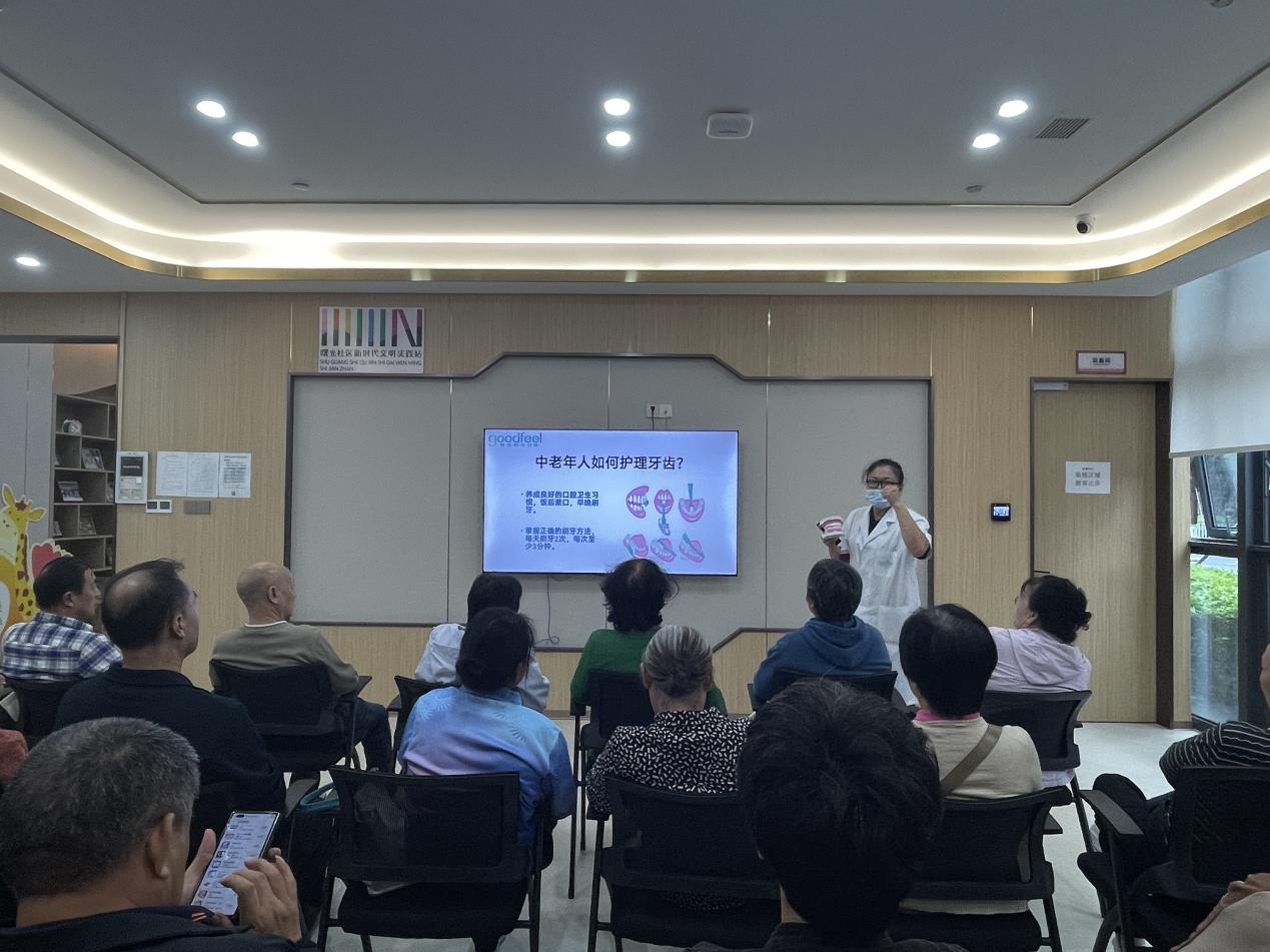 南山曙光社区开展长者口腔健康科普活动