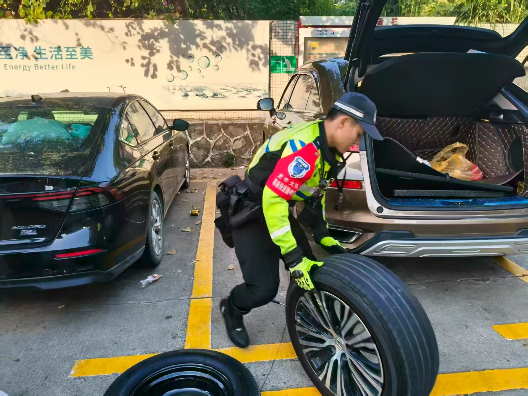 女子高速公路突发爆胎 龙华交警铁骑及时援手解困