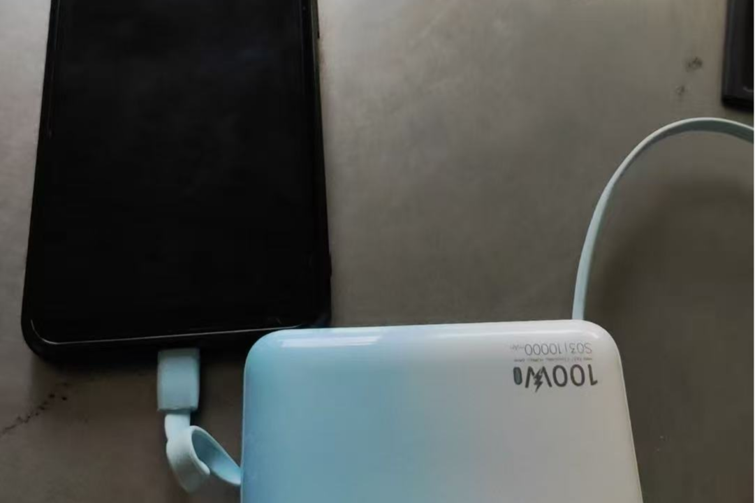 公交司机拾获手机，定位站台物归原主