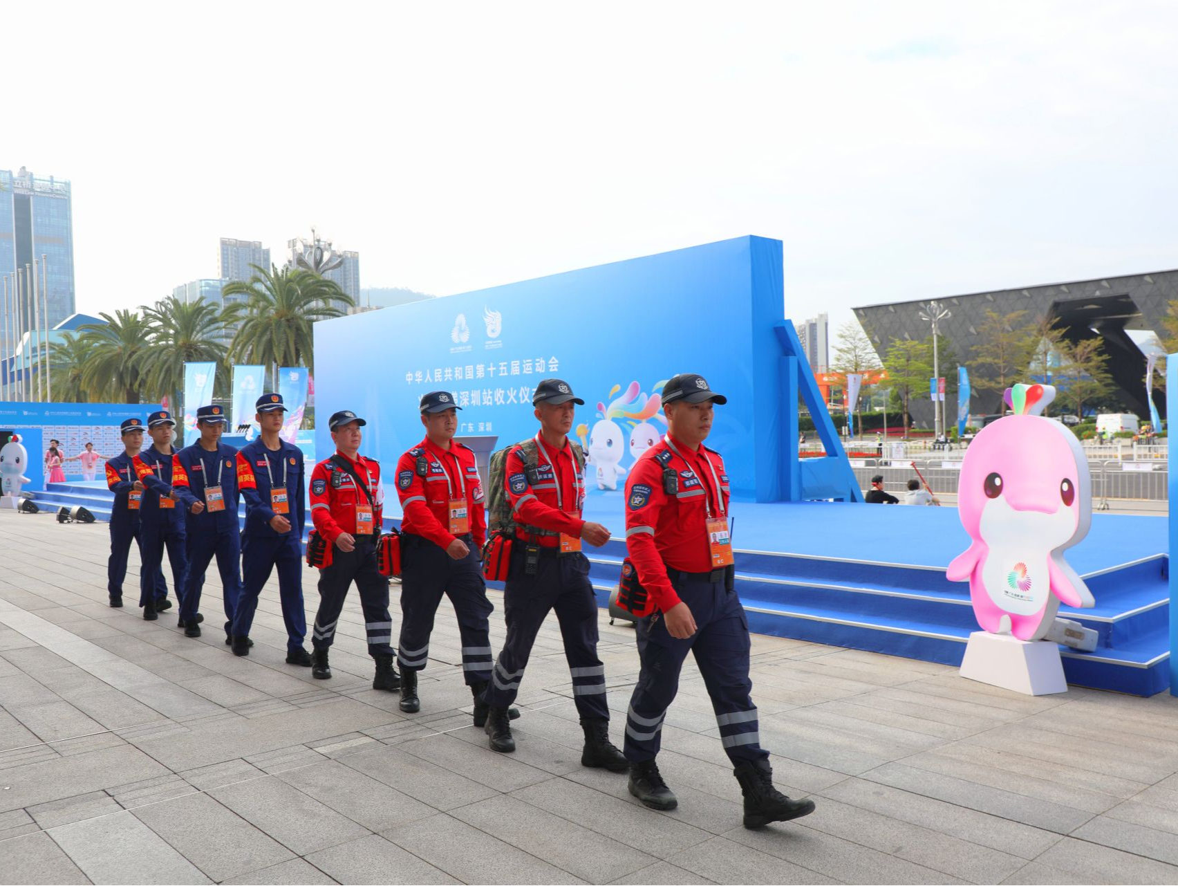 深圳市退役军人红星应急救援队护航十五运深圳站收火仪式