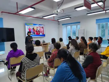 罗湖区大塘龙社区开展“志愿赋能，为爱而行”志愿者培训活动