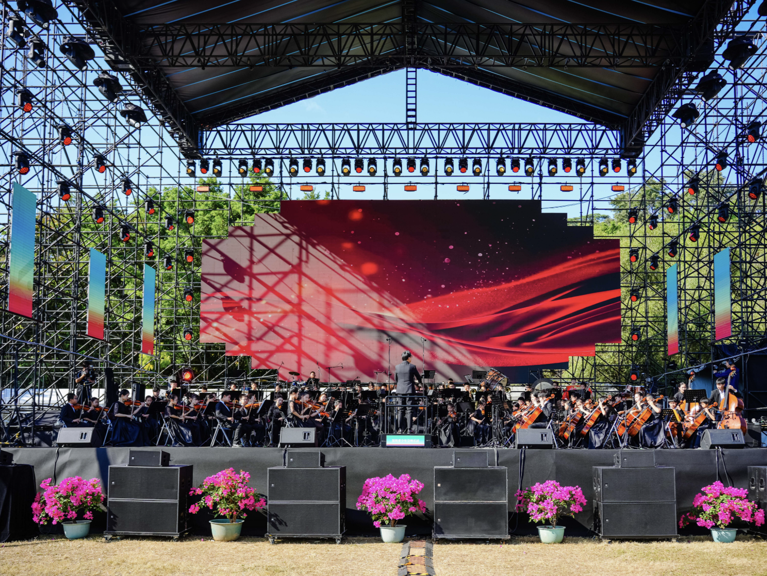 250万市民线上观看！2025第十一届深圳莲花山草地音乐节首日燃爆了！