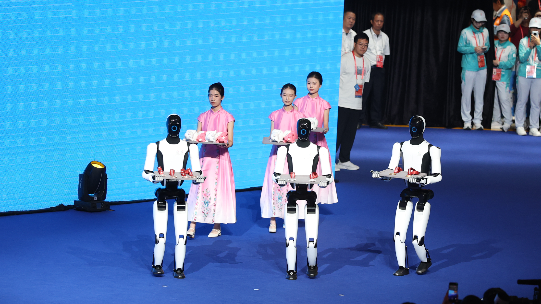 起猛了！深圳机器人在全运会协助颁奖了！