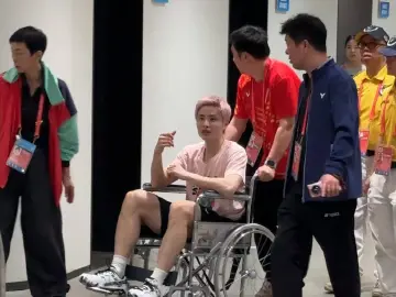 国羽男单一哥石宇奇十五运会遗憾伤退,“初步判断是急性拉伤”