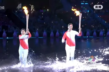 王欣瑜:一周前接到开幕式火炬手通知,在水里跑很特别