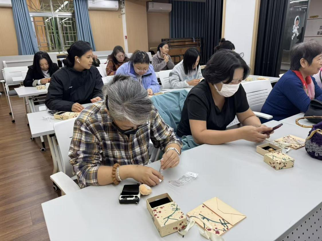 福田南园街道沙埔头社区居民DIY点亮创意生活