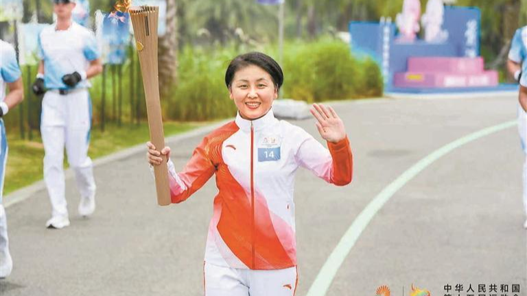 光明代表颜宁石倚洁接力全运会火炬传递