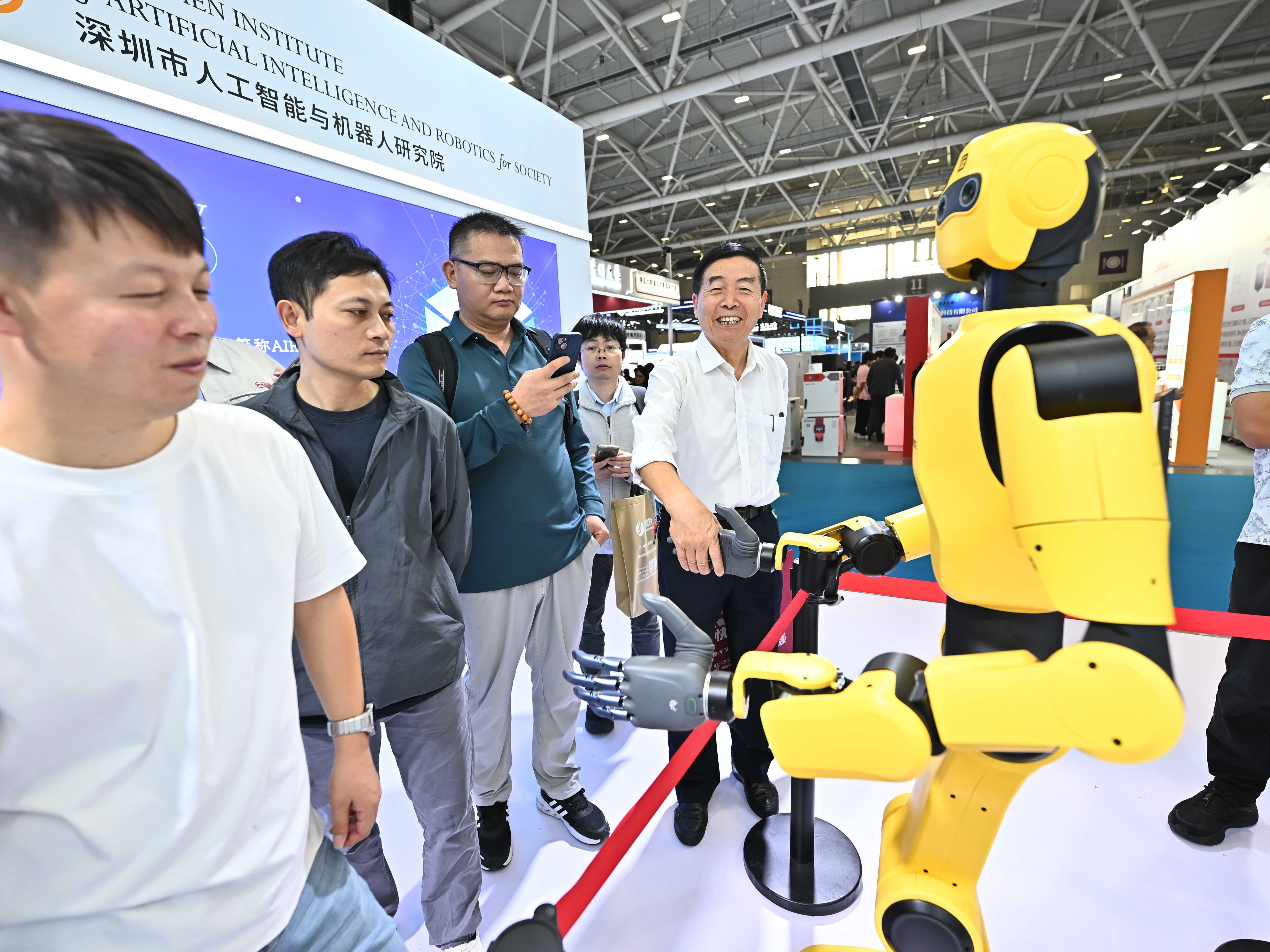 图集｜高交会AIRS展区机器人矩阵惊艳亮相 多领域硬核创新获全球瞩目