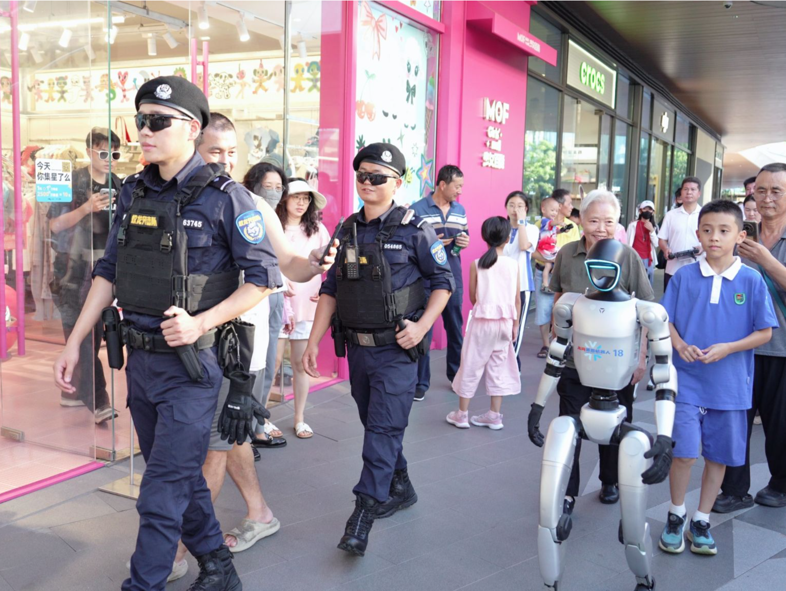 深圳多型警用机器人“上岗”护航十五运,探索以科技重塑赛事安保新模式