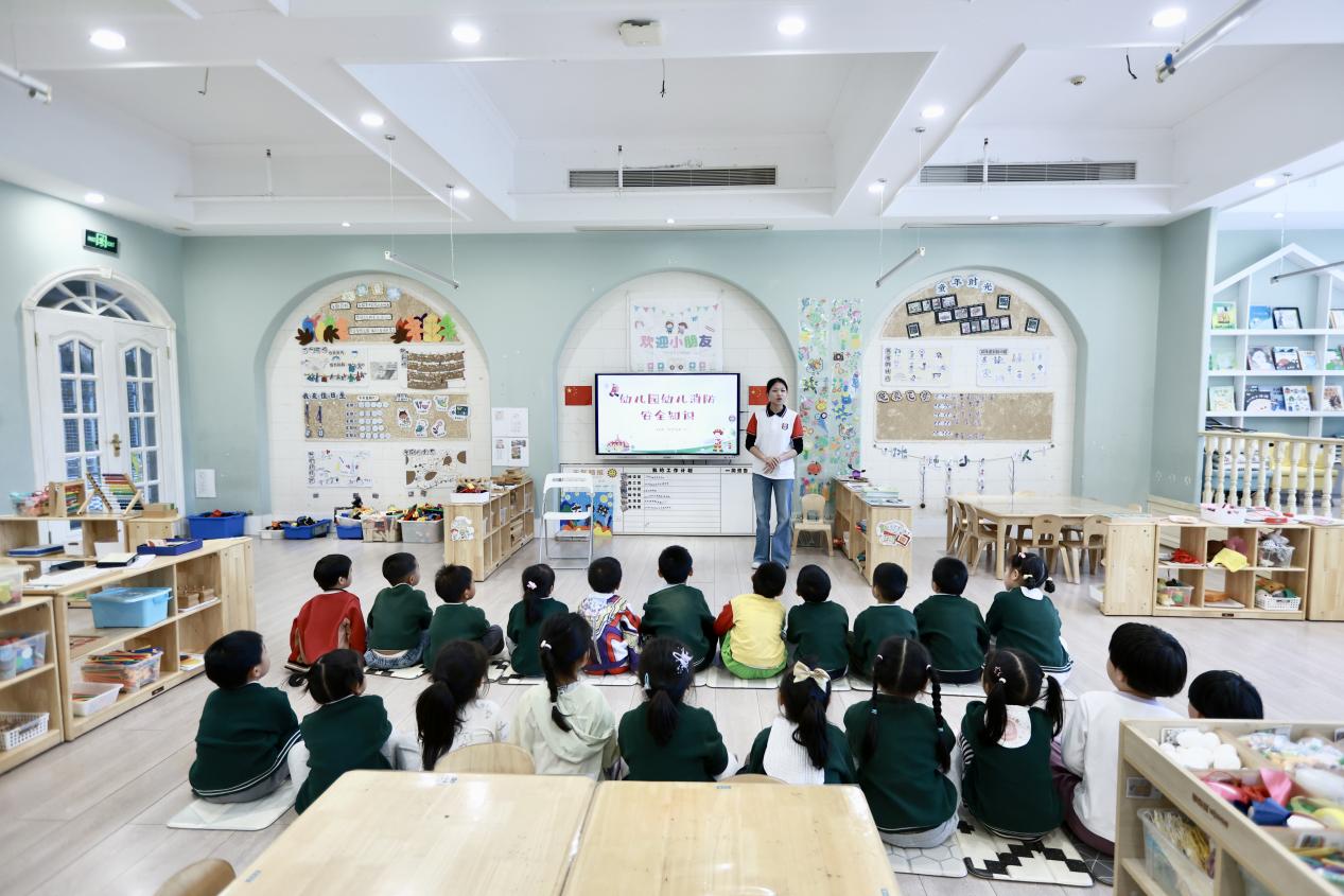  南山曙光社区携手西丽消防所走进幼儿园宣讲消防知识