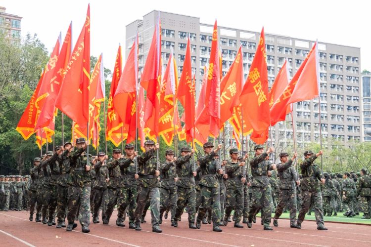 机器狗当陪练！中山电子科大中山学院军训汇报太“硬核”