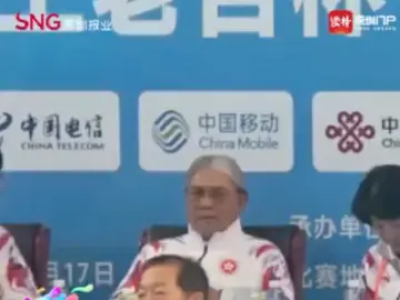 霍震霆现身大运游泳中心观战
