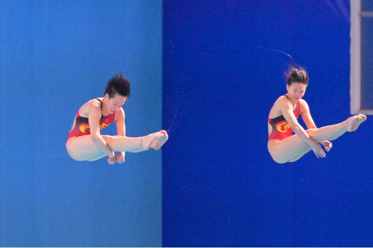 中山“跳水姐妹花”陈艺文/林珊3米板预赛第一，晋级今晚决赛