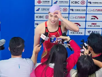 暖到了!“蝶后”张雨霏在20米长的采访队前“宠粉”到底