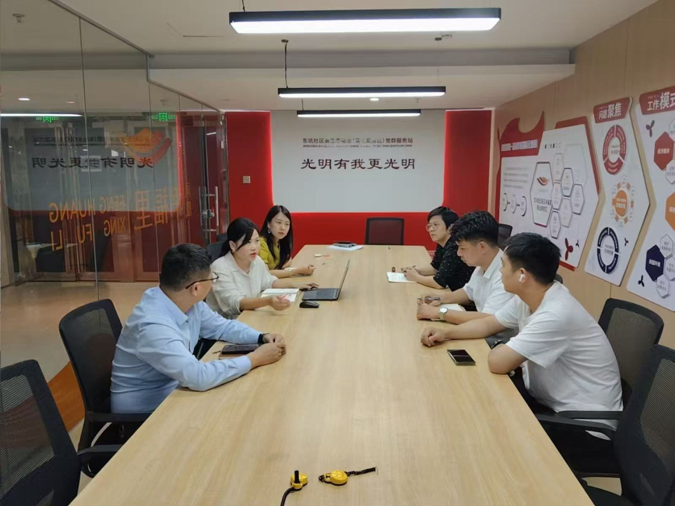 凤凰街道格长陈迪新扎根商务区 以实干书写基层服务担当