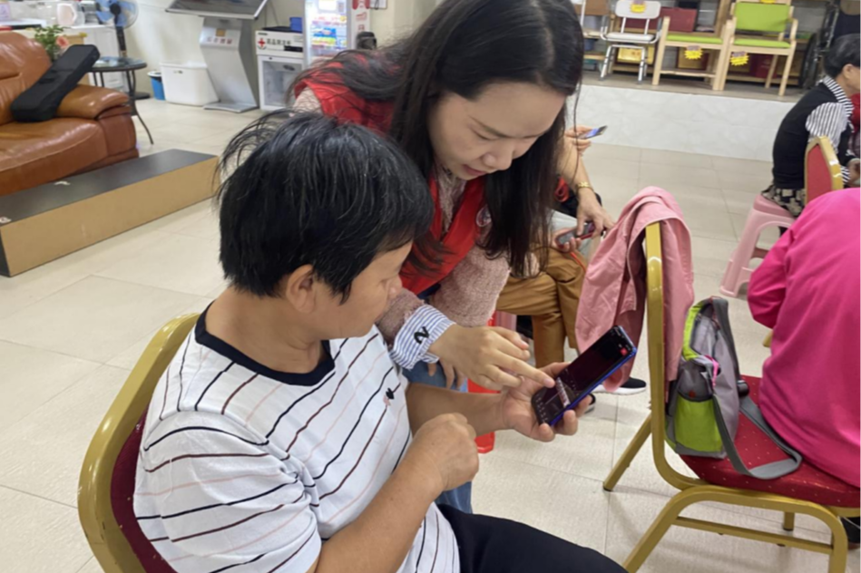 “一对一”指导超贴心！西乡福中福社区老人学剪辑 玩转数字生活