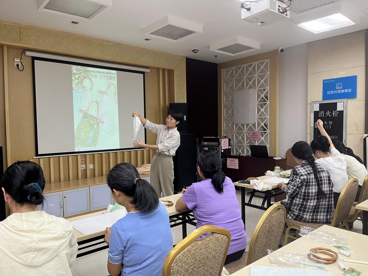 康乐社区举办“巧手生花・幸福满家”竹节包手工沙龙活动