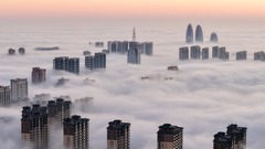 雾中楼宇 宛若仙境