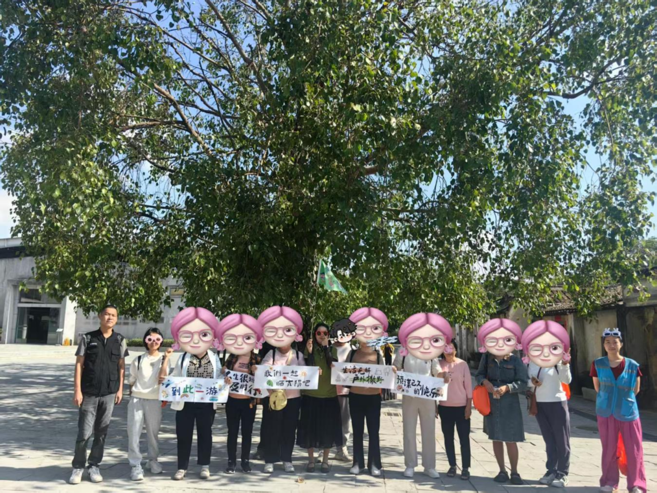 秋日暖阳下漫步版画乡，观澜街道大水田社区携手康复者共赴心灵之约